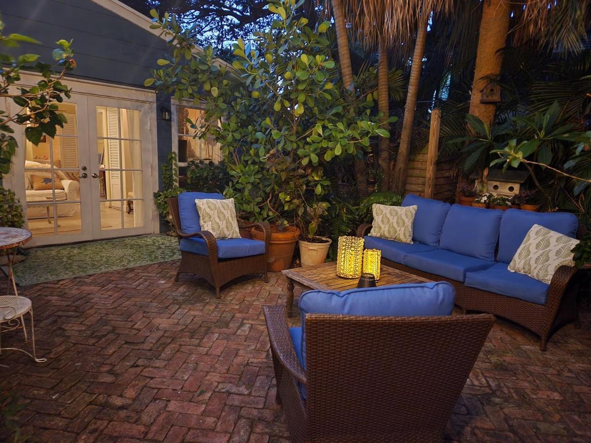 Chateau Gardens Hotel Lake Worth Beach Exterior photo